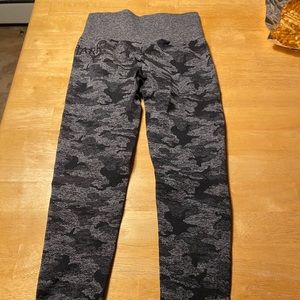 Women’s xs camo gym shark leggings